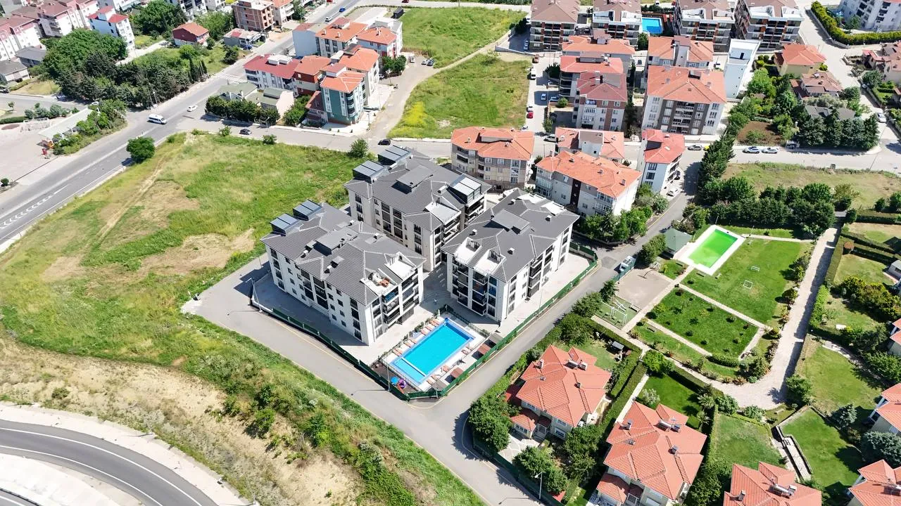 Tekirdağ Süleymanpaşa’daki havuzlu site ve çevre düzenlemesinin havadan görünümü