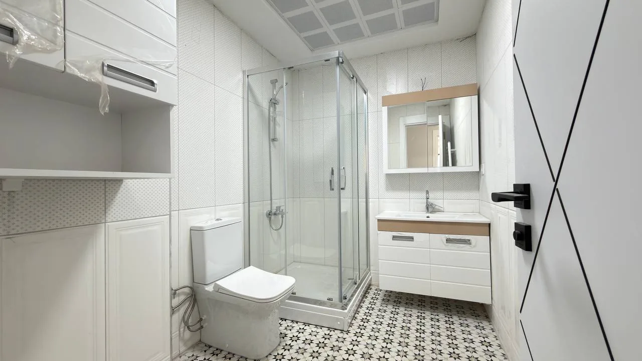 Anahtar teslim konut banyo uygulamasının gerçek fotoğrafı