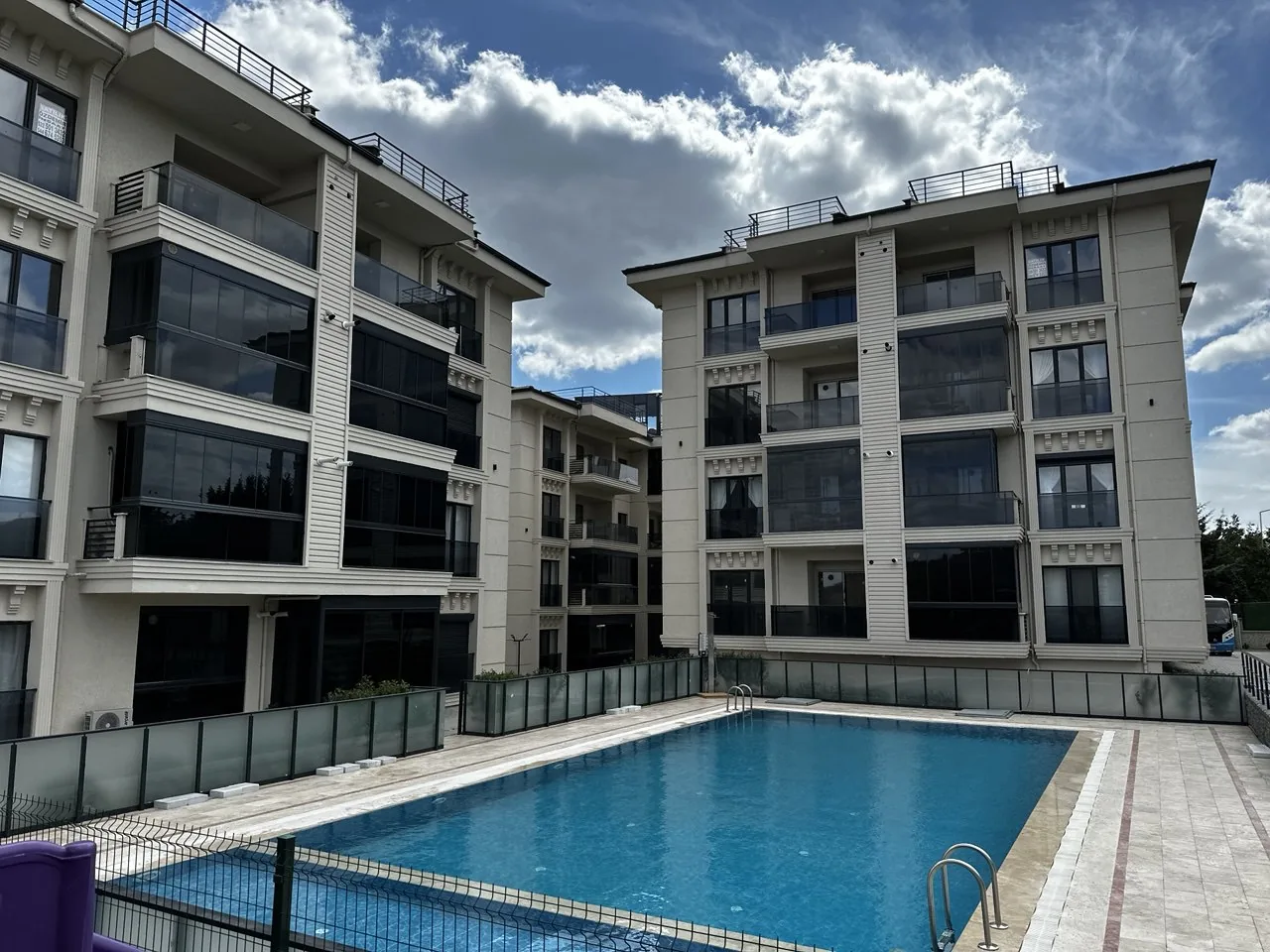 Özdemir İnşaat'ın Tekirdağ'daki havuzlu konut projesi