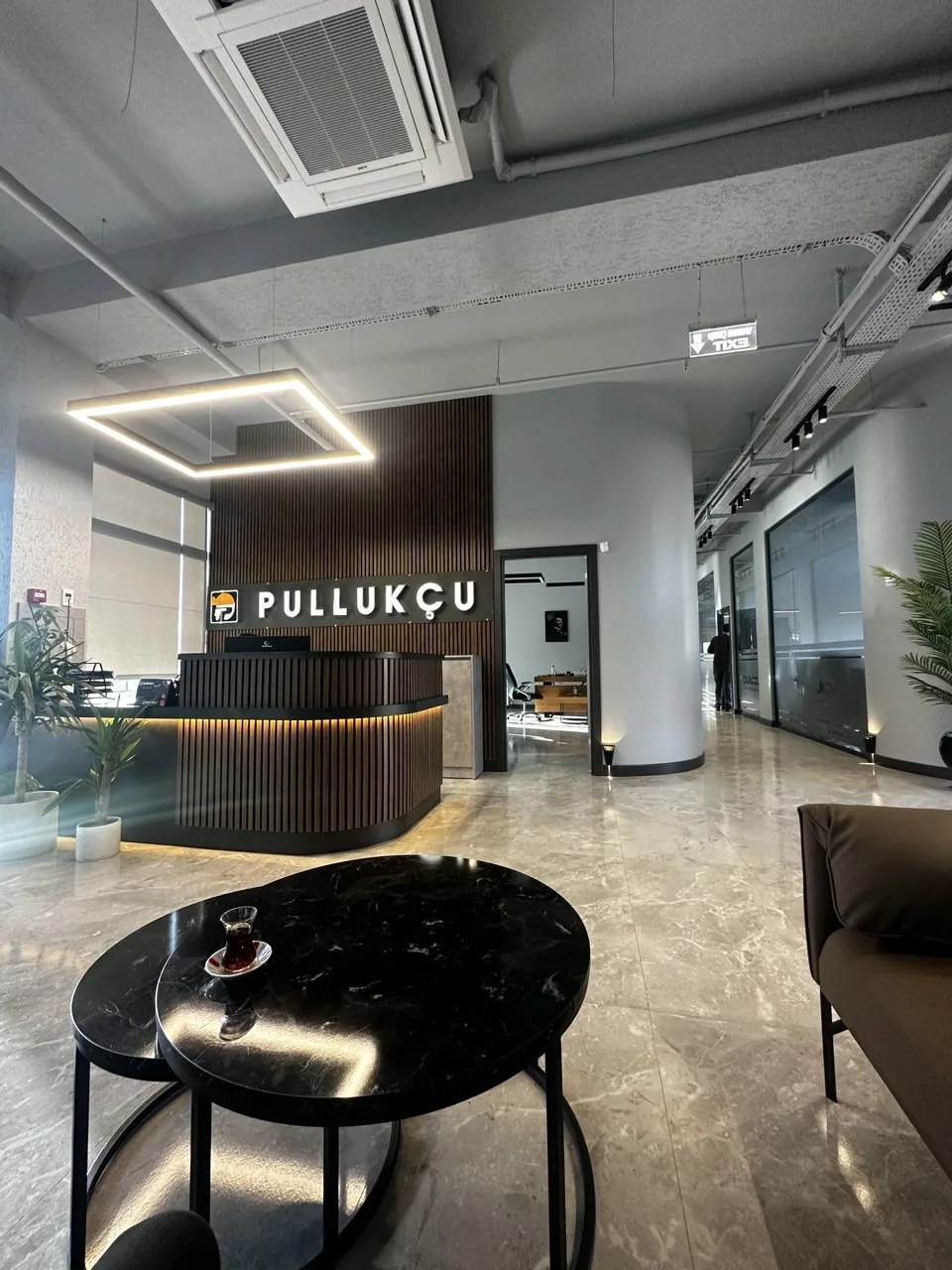 Pullukçu Madencilik ofis resepsiyonu iç mimarlık uygulaması