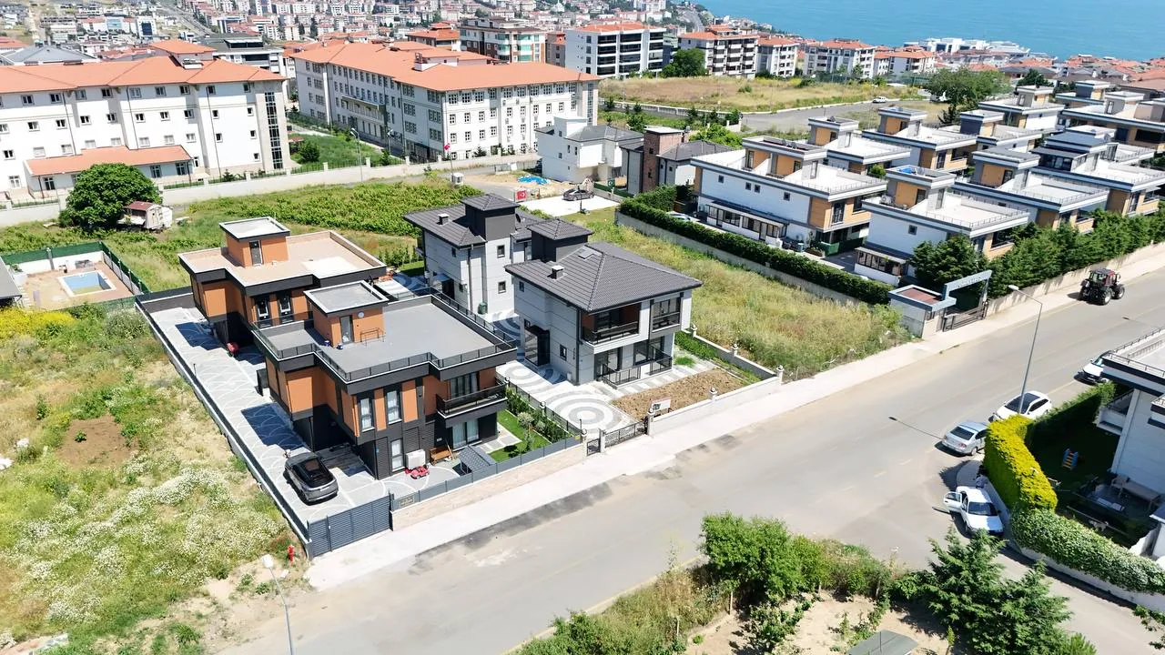 Özdemir İnşaat'ın tamamlanan konut çalışmalarından havadan görünüm