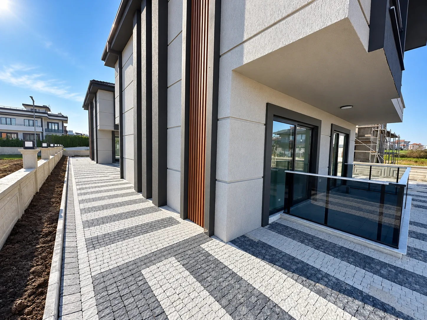 Villa dış çevre ve yan yol uygulamasının gerçek görünümü